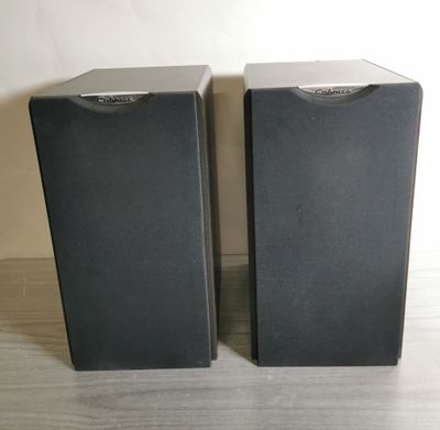 deux enceintes noires posées l'une à côté de l'autre sur un parquet