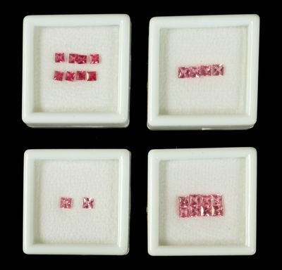 quatre assiettes carrées blanches ornées de motifs roses et blancs