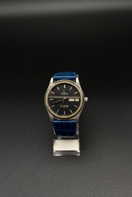 gros plan d'une montre sur une table à fond noir