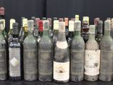 beaucoup de bouteilles de vin sur la table