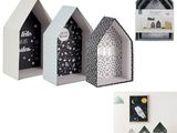 trois boîtes dans lesquelles se trouve une petite maison