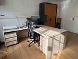 un bureau avec une chaise et un ordinateur dessus