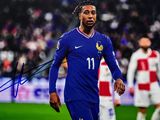 photo dédicacée de l'attaquant français Neymon en action avec l'équipe de France