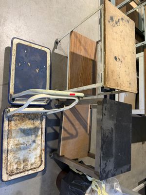 plusieurs morceaux de bois empilés les uns sur les autres dans une pièce