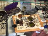 une vitrine en verre contenant des verres et d'autres objets
