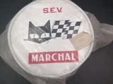 un gâteau blanc orné d'un motif en damier