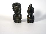 deux figurines assises l'une à côté de l'autre