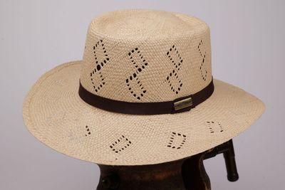 chapeau de paille beige avec un ruban en cuir marron et un ruban en cuir marron