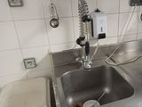 un évier avec un robinet au milieu