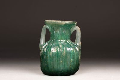 Petite jarre en verre soufflé vert, légèrement bullé, la pan… - Photo 1