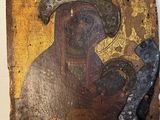 une peinture ancienne représentant une femme tenant un bébé dans ses bras
