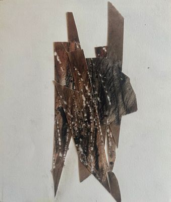 un morceau de papier qui a été découpé en morceaux