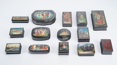 un grand nombre de petites boîtes posées sur une table