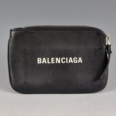 un sac en cuir noir sur lequel est inscrit le mot « Balenciaga »