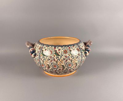 GIEN, Cache pot à décor polychrome, prise en forme de dauphi… - Photo 1