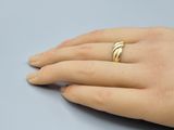 gros plan de la main d'une personne portant une bague