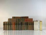 plusieurs livres empilés sur une table