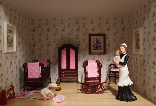Diorama. Composition miniature, dans une vitrine en bois, vitre e...