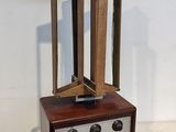 une petite radio posée sur une table blanche