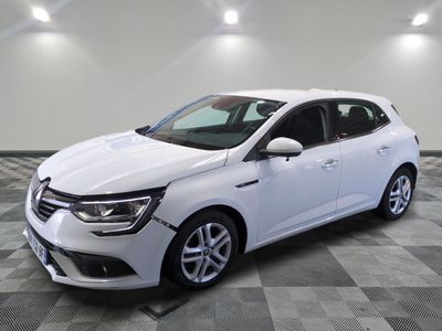 une voiture blanche garée dans une pièce au sol en damier
