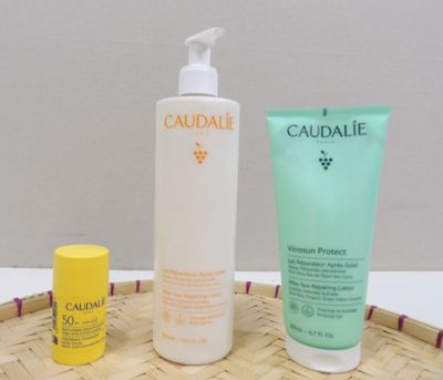 un flacon de lotion et un tube de lotion posés sur un plateau