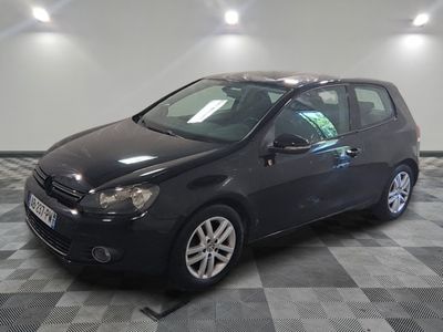 la photo d'une voiture noire garée dans un garage