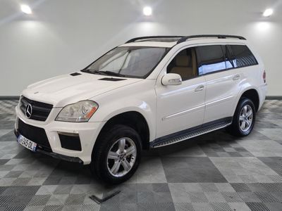 une photo d'un SUV Mercedes blanc garé sur un sol à damier