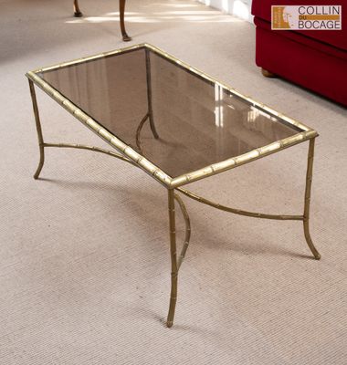 une table basse avec un plateau en verre dans un salon