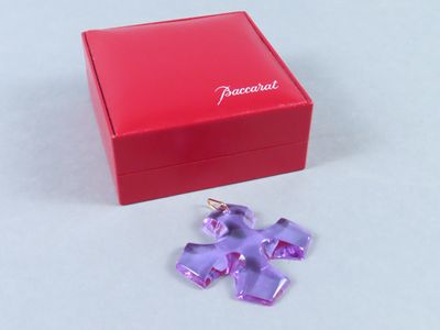 une petite boîte rouge ornée d'une étoile violette