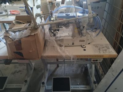 une machine à coudre posée sur une table