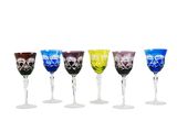 six verres à vin de couleurs différentes posés les uns à côté des autres sur une surface blanche