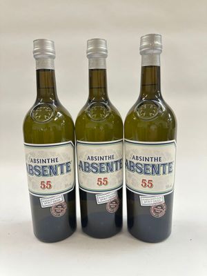 trois bouteilles de vin à l'absinthe posées les unes à côté des autres