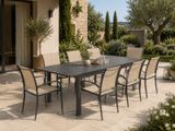 une table et des chaises sur la terrasse à l'extérieur d'une maison