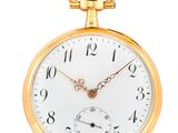 une image d'une montre de poche en gros plan sur fond blanc