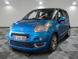 La Citroën bleue est garée dans le garage, sur un sol à damier.