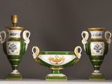 trois vases verts et blancs posés sur une table