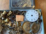 une boîte en métal contenant une horloge, posée sur une table