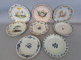 Plusieurs assiettes aux motifs variés sont disposées sur une table