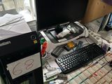 un bureau sur lequel se trouvent un ordinateur, un clavier, une souris et d'autres objets