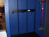 une image représentant une pièce bleue avec un banc noir et un mur bleu