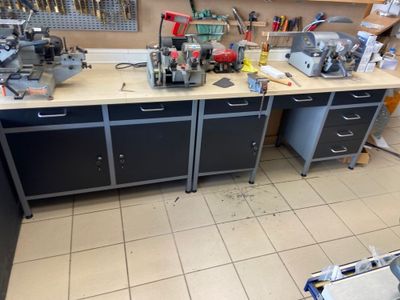 une photo d'un établi sur lequel sont posés de nombreux outils