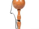 une boule en bois fixée au bout d'un poteau en bois