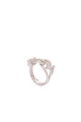 gros plan d'une bague en argent sur fond blanc