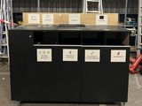 une image représentant une armoire noire sur laquelle figurent des étiquettes