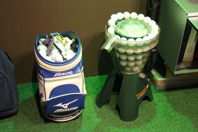 de nombreuses balles de golf dans un sac de golf et un sac de balles de golf