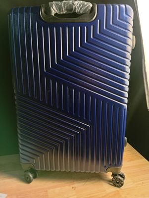 un bagage posé sur une table