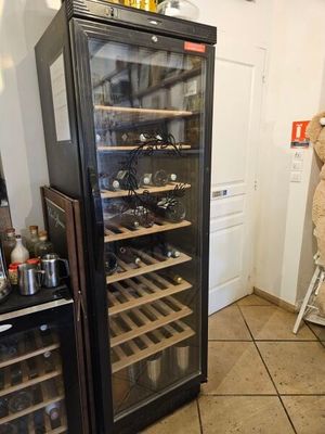 un réfrigérateur dans lequel se trouvent de nombreuses bouteilles de vin