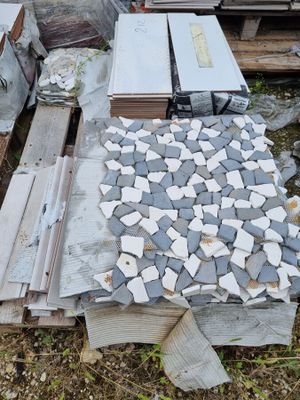 de nombreux morceaux de bois empilés les uns sur les autres