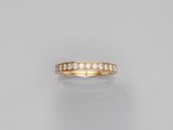 une bague demi-éternité sertie de diamants