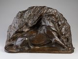 sculpture en bronze représentant un cheval couché sur le dos sur une surface blanche